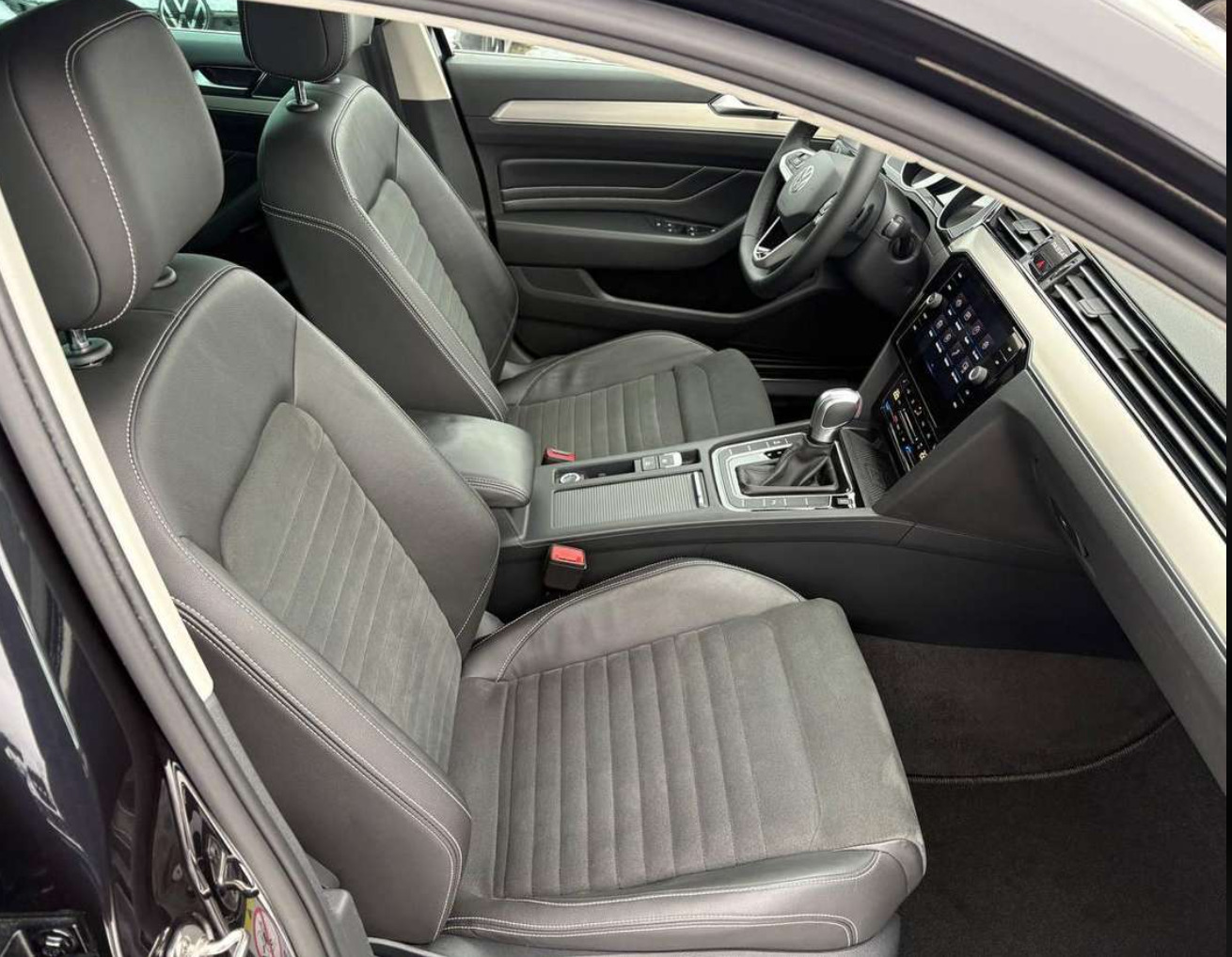 Volkswagen Passat Variant 2021, photo 6/9