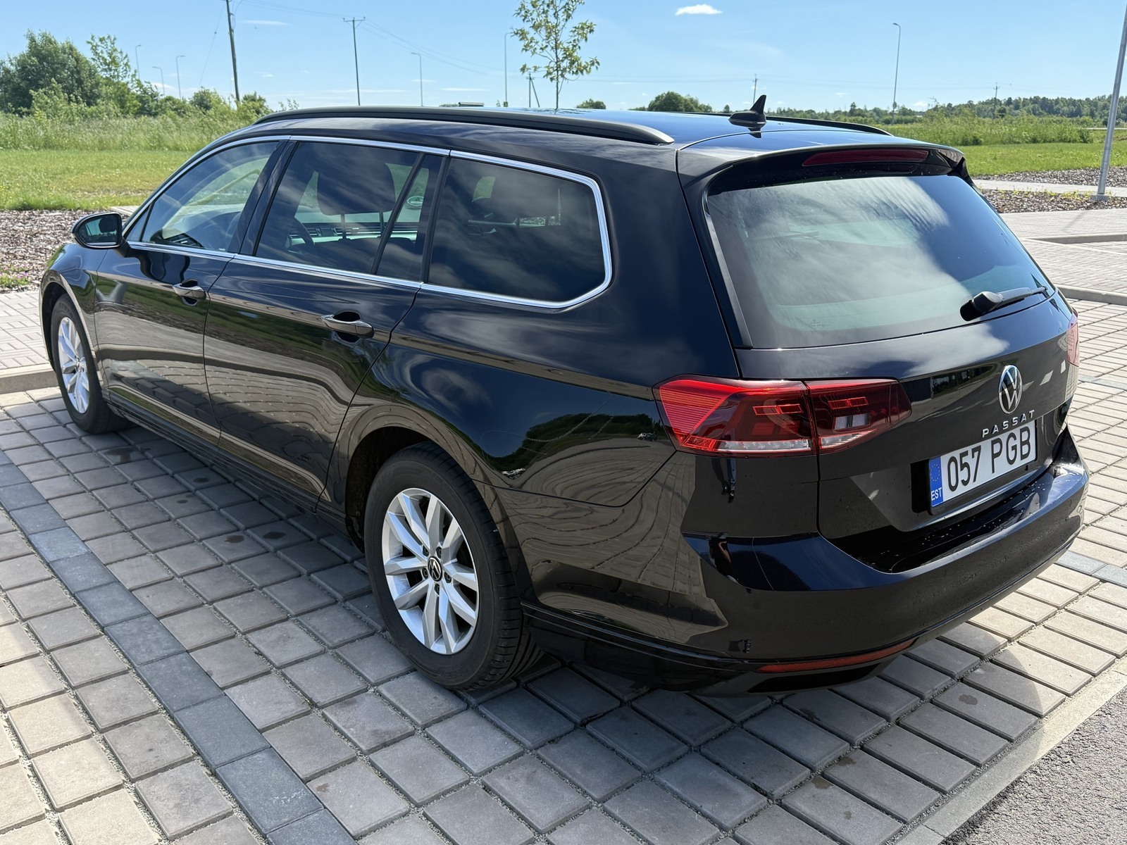 Volkswagen Passat 2022, photo 6/10