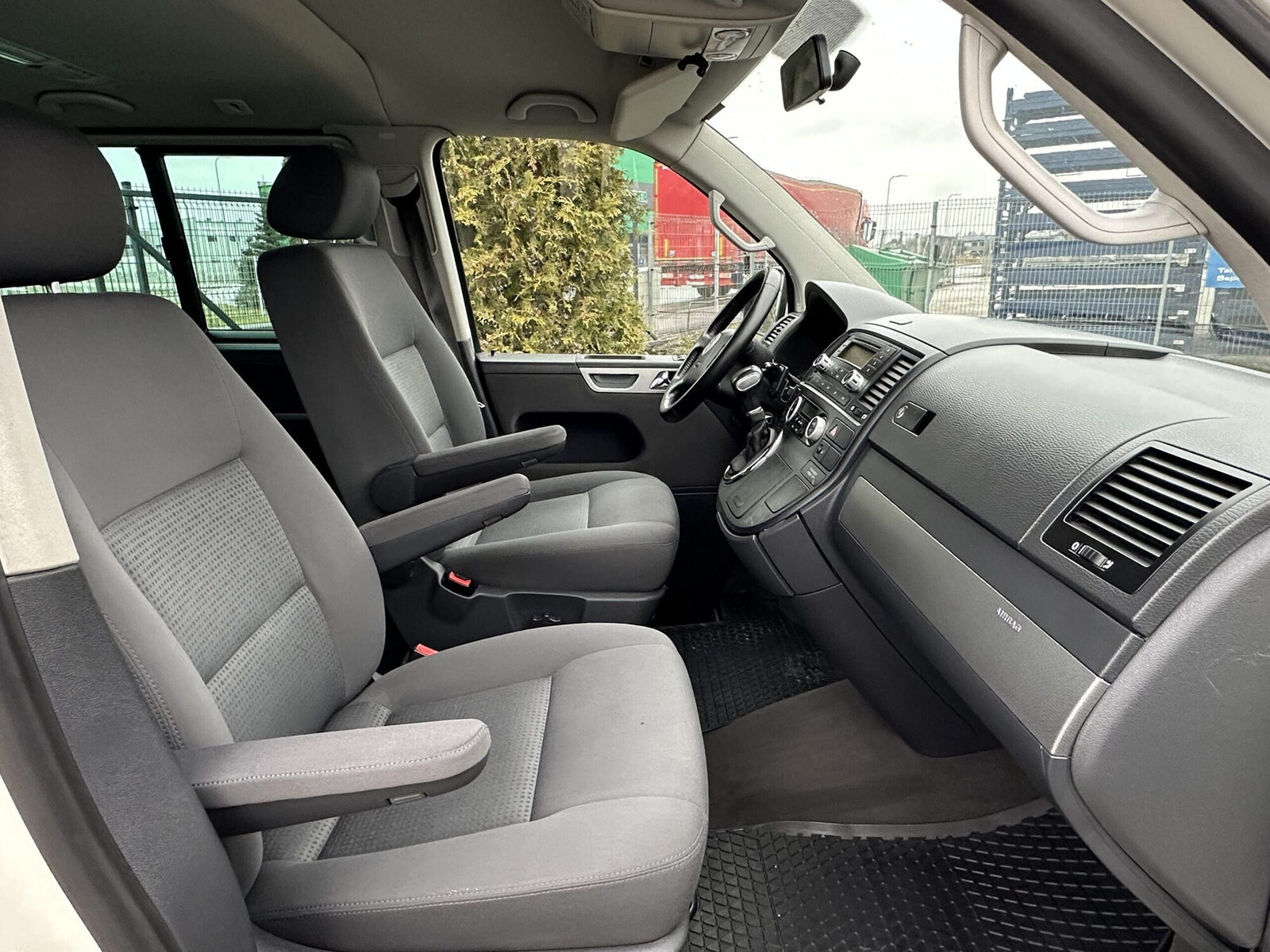Volkswagen Multivan 2010, photo 5/10