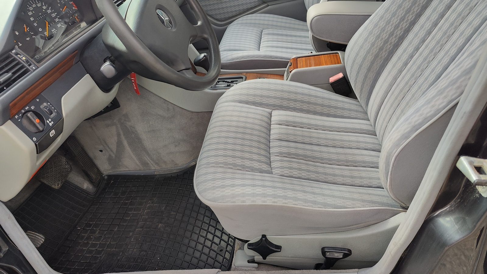 Mercedes-Benz 300 1991, photo 7/16