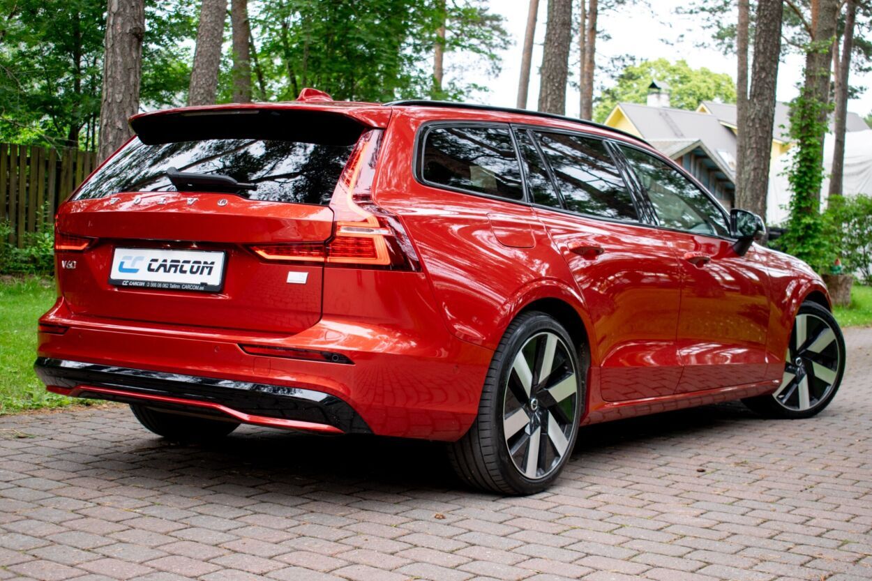 Volvo V60 2022, photo 2/10