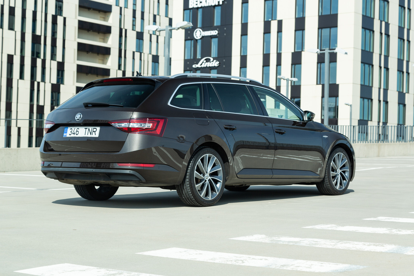 Škoda Superb 2018, photo 6/16