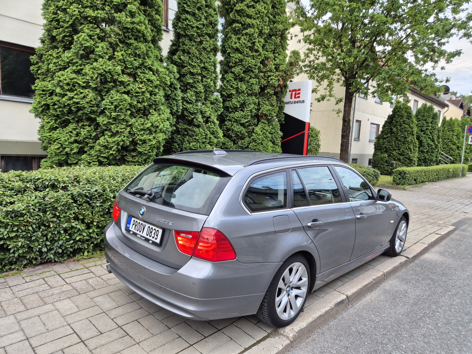 BMW 320 2011, photo 4/10
