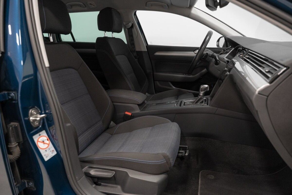 Volkswagen Passat 2022, photo 7/10