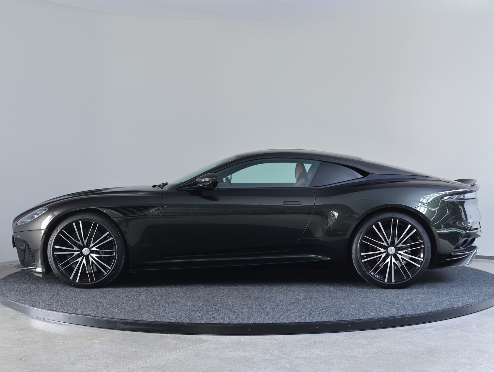 Aston Martin DBS V12 2022, kuva 5/10