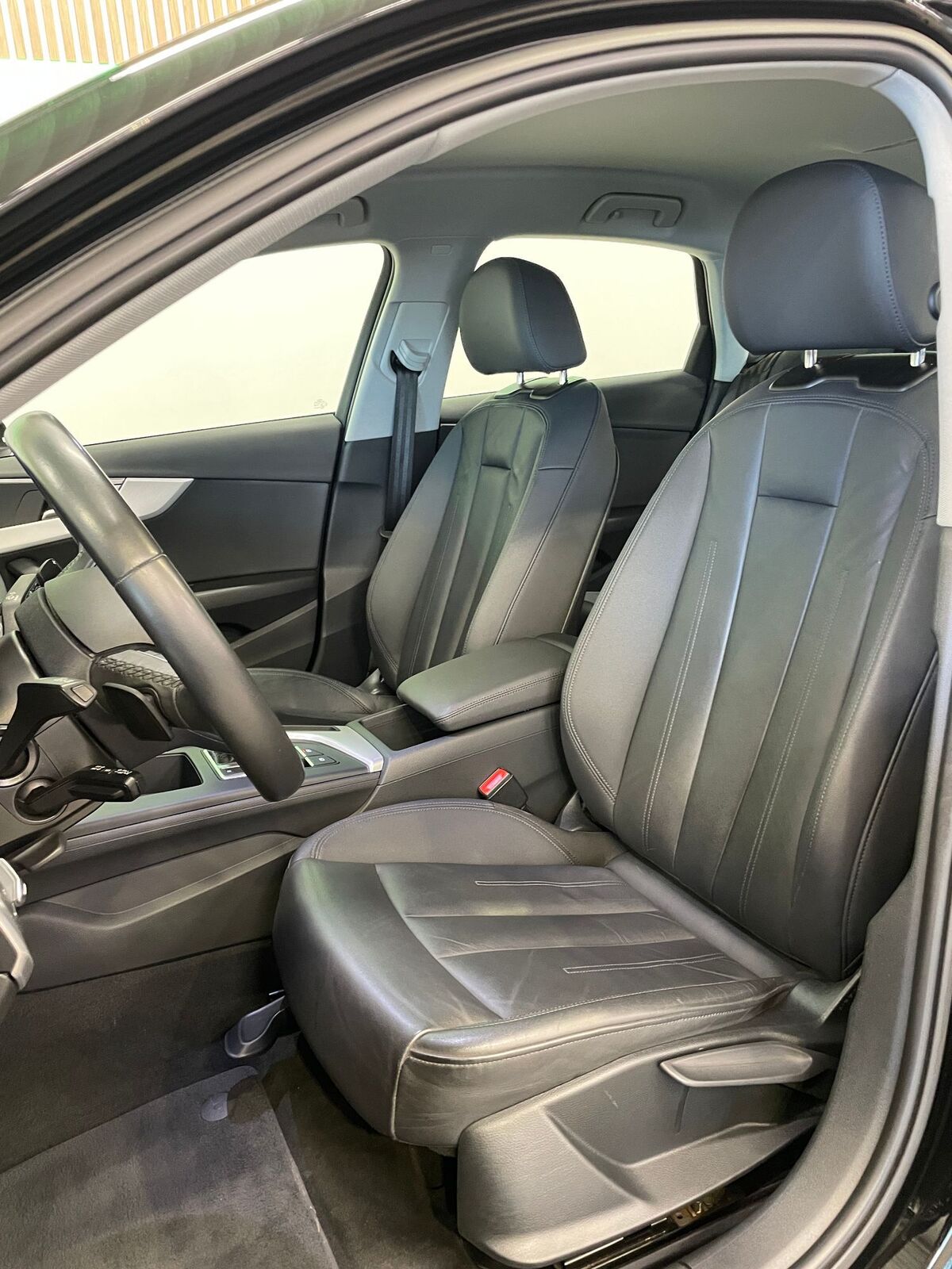 Audi A4 2022, photo 7/22