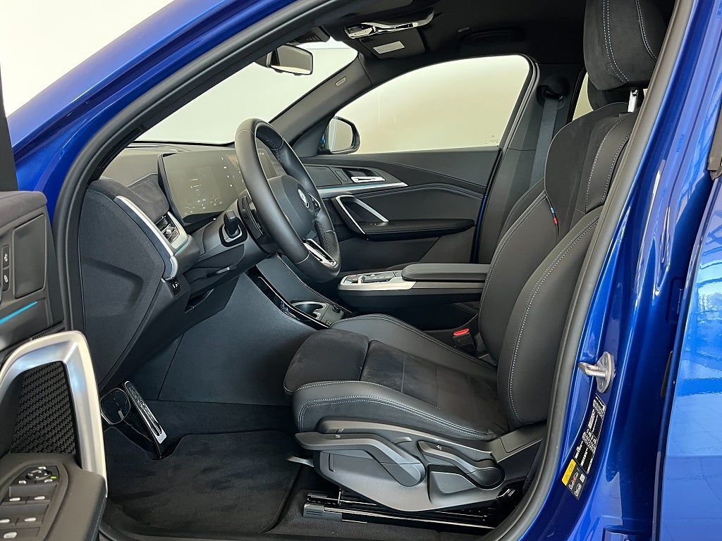 BMW iX2 2025, photo 6/19