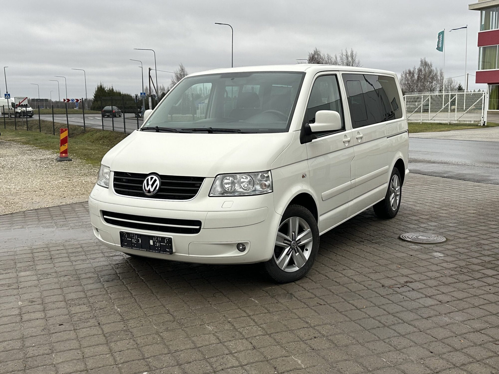 Volkswagen Multivan 2010, photo 2/10