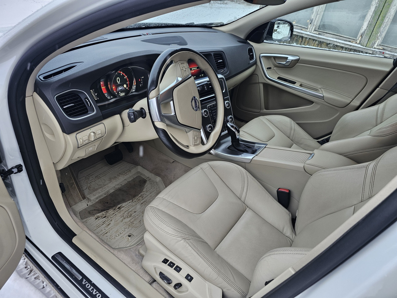 Volvo S60 Cross Country 2015, photo 4/8