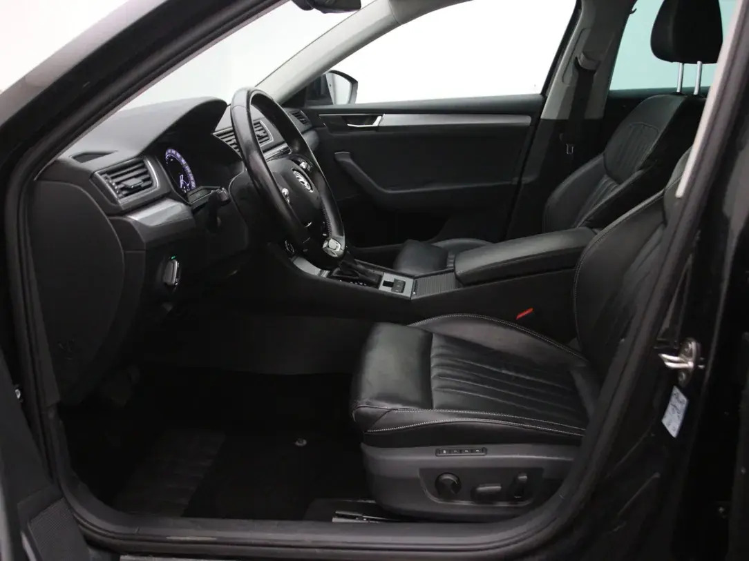 Škoda Superb 2021, photo 4/33
