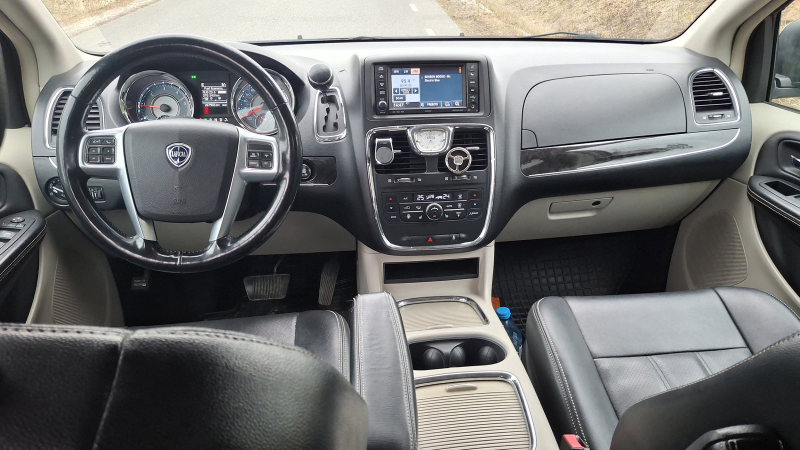 Lancia Voyager 2012, kuva 6/10