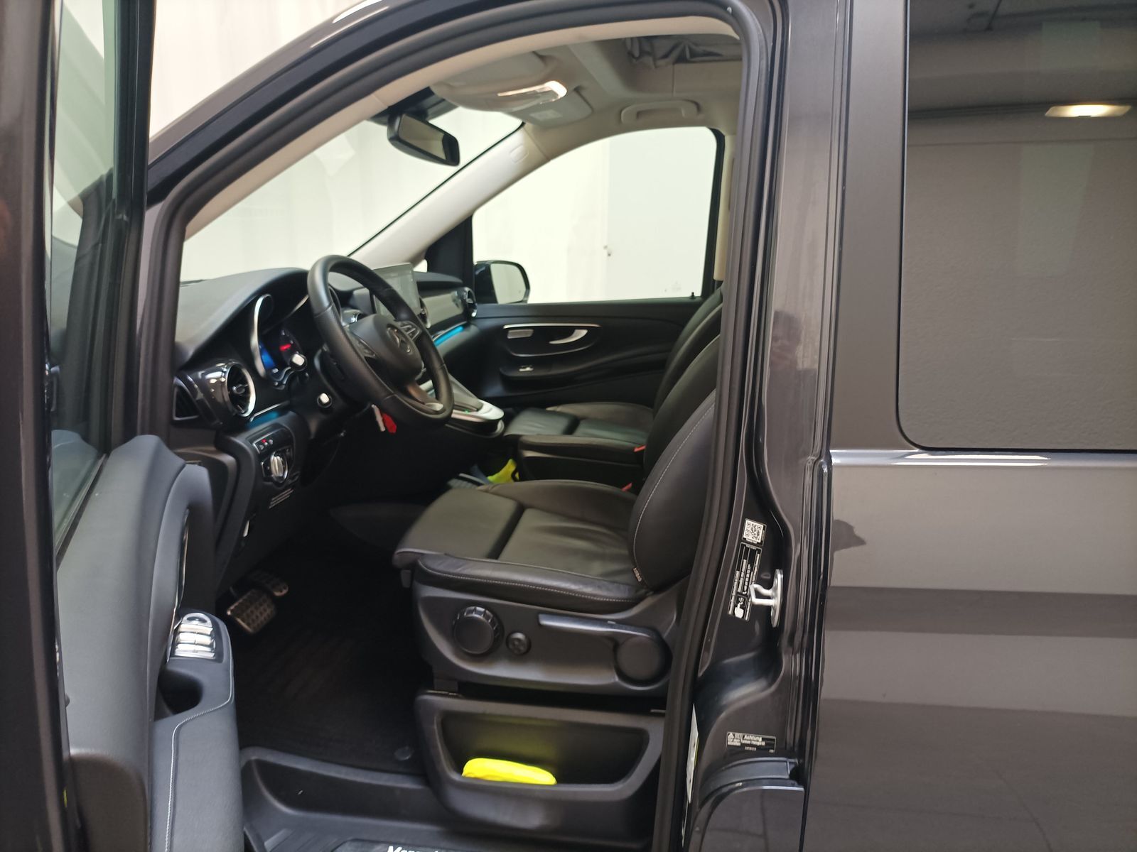 Mercedes-Benz V 300 2024, photo 4/8