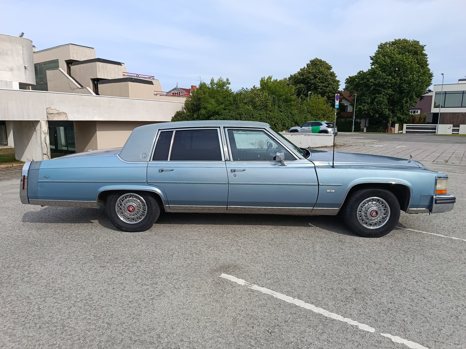 Cadillac Brougham 1986, kuva 2/11