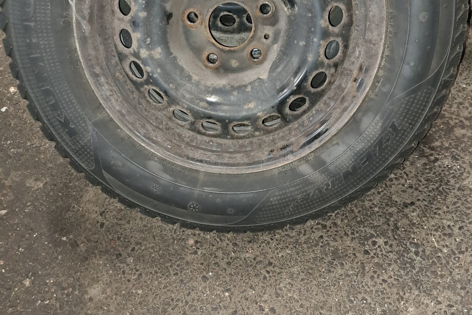 Used steel wheel+studded tire 215/60R16, Nissan