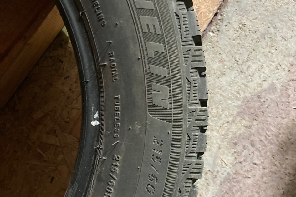 Used studded tire 215/60R17 Michelin