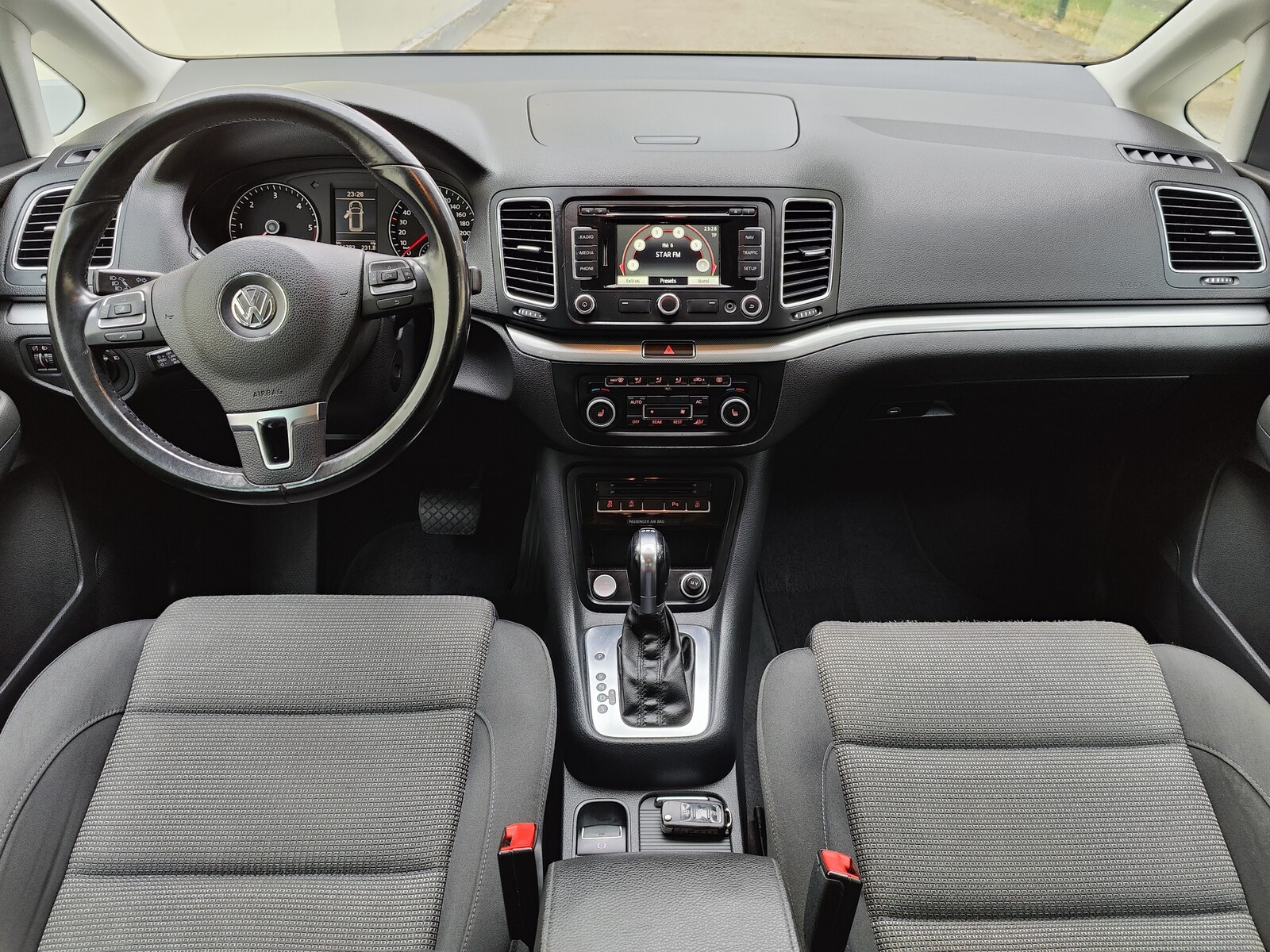 Volkswagen Sharan 2012, photo 7/10