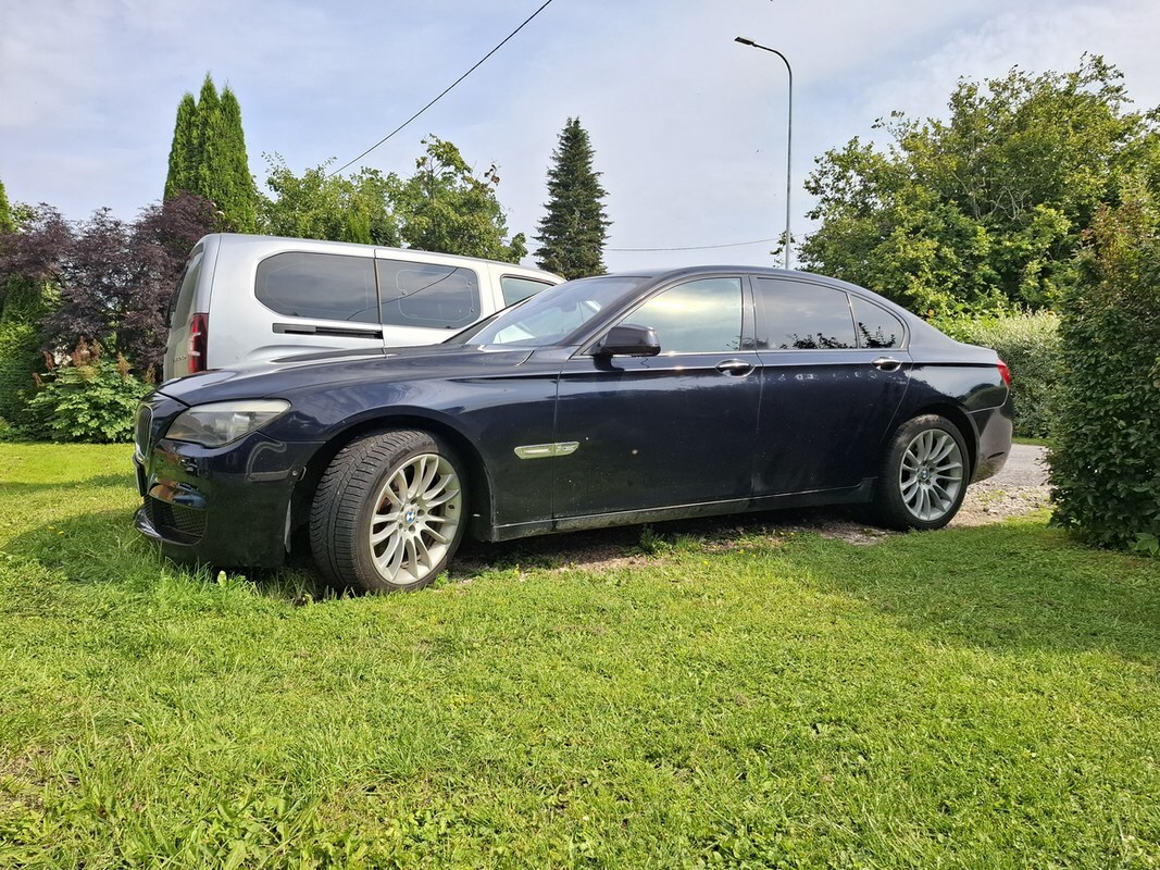 BMW 750 2010, photo 6/10
