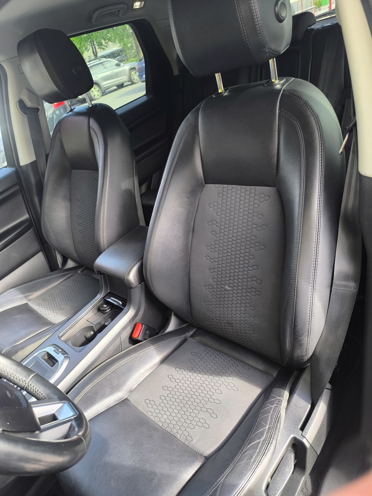 Land Rover Discovery Sport 2015, photo 7/31