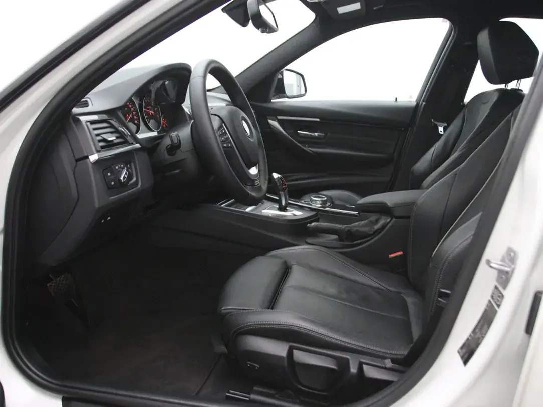 BMW 320 2015, photo 4/35