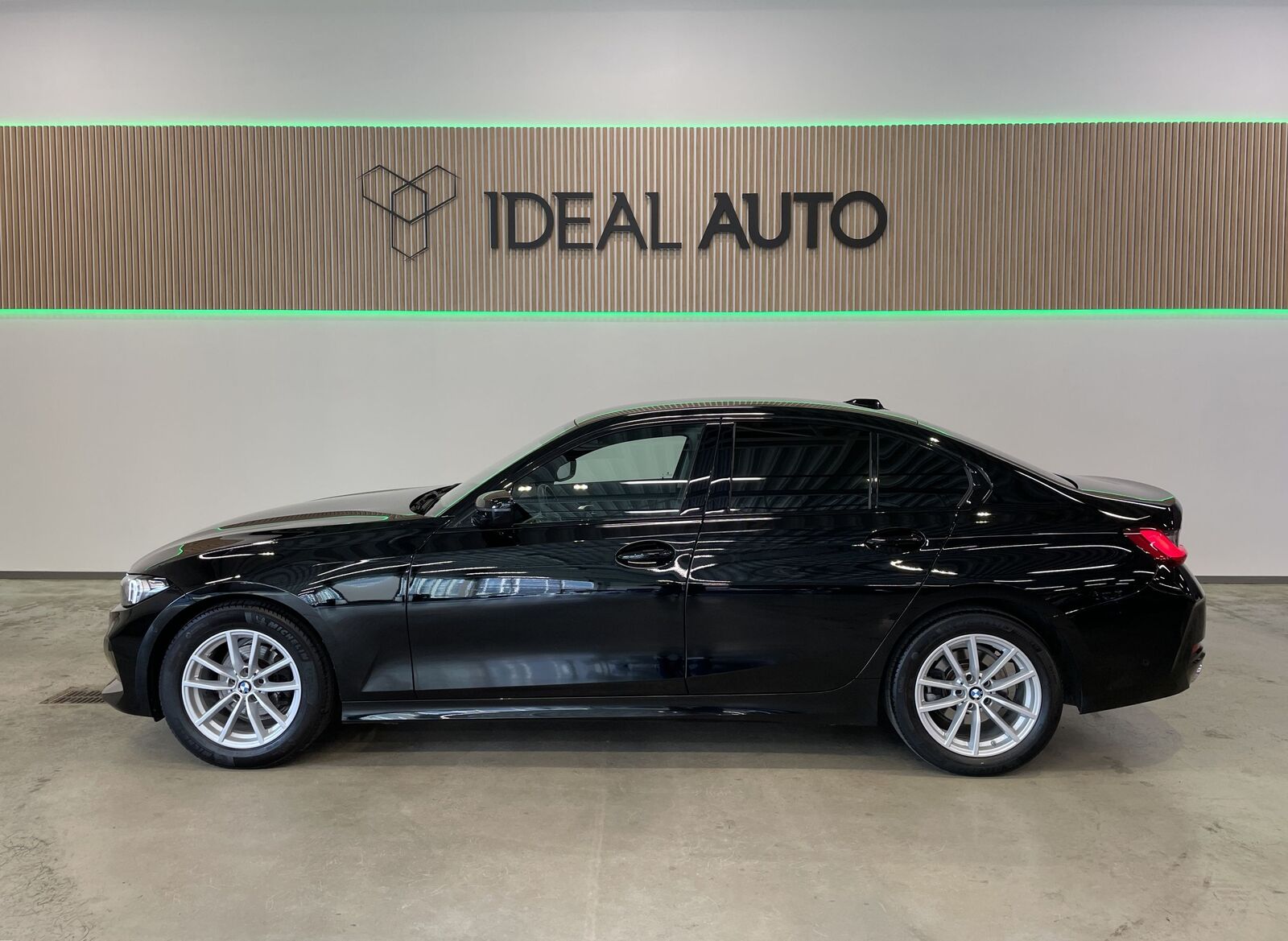 BMW 318 i 2023, photo 2/24