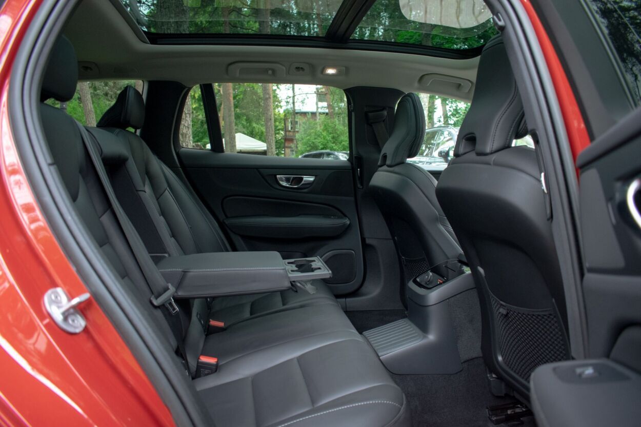 Volvo V60 2022, photo 4/10