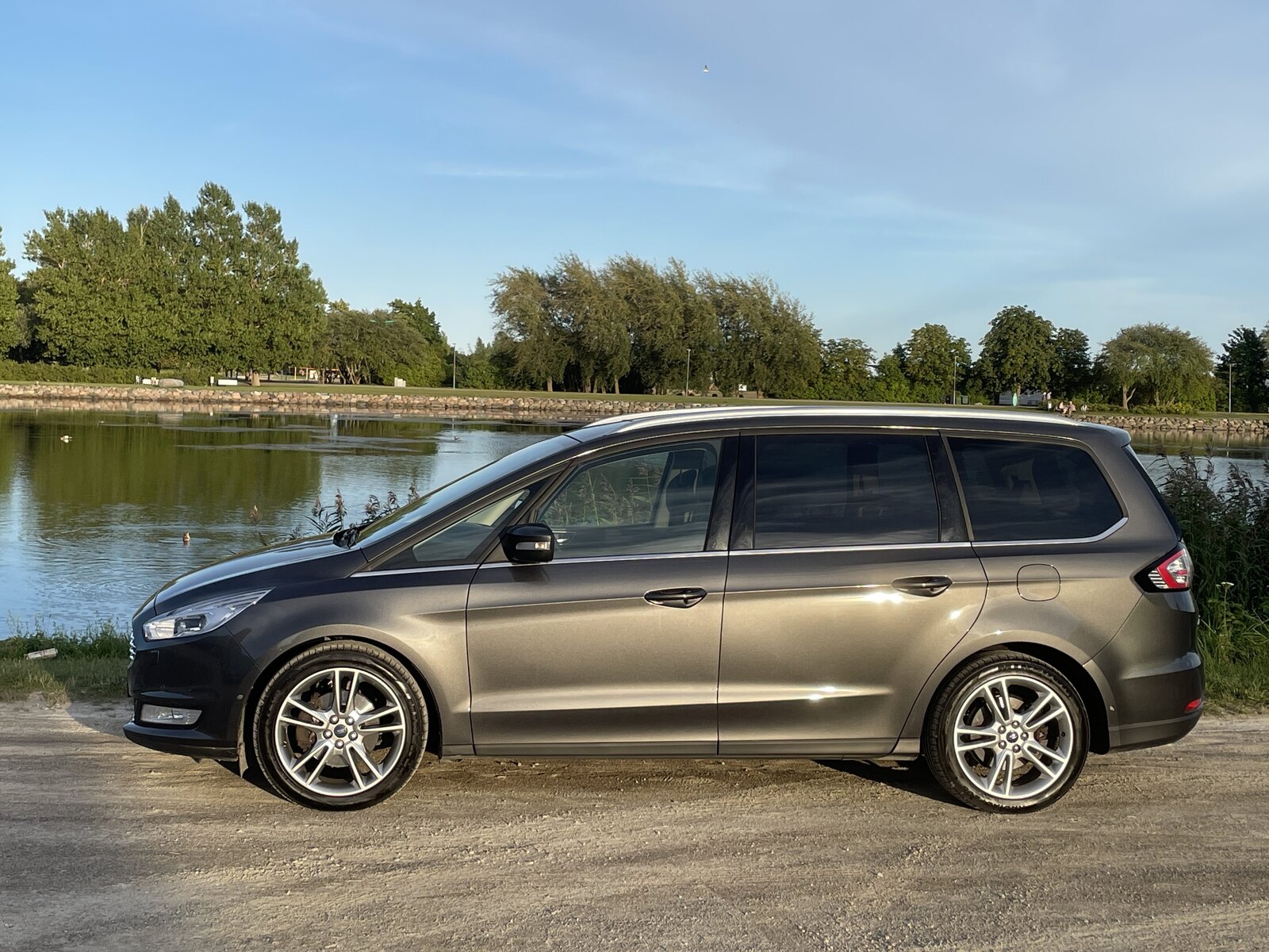 Ford Galaxy Titanium Ecoboost 2.0 177kW 2017, kuva 3/16