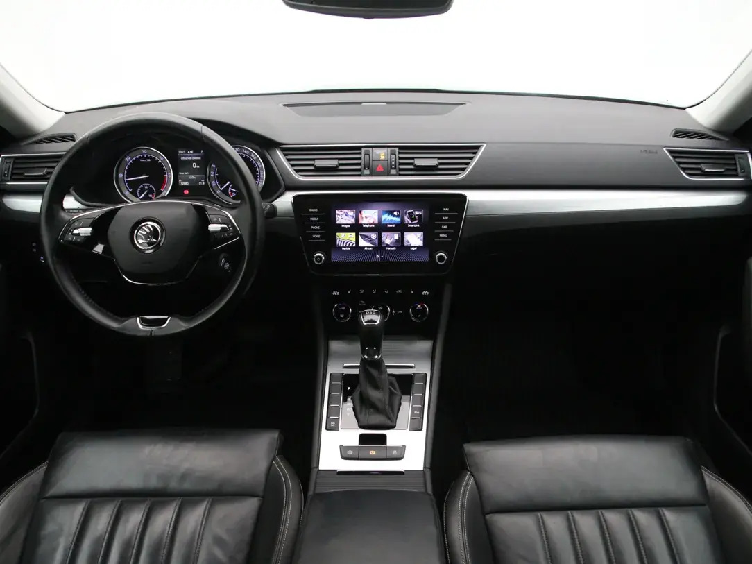 Škoda Superb 2020, photo 2/10