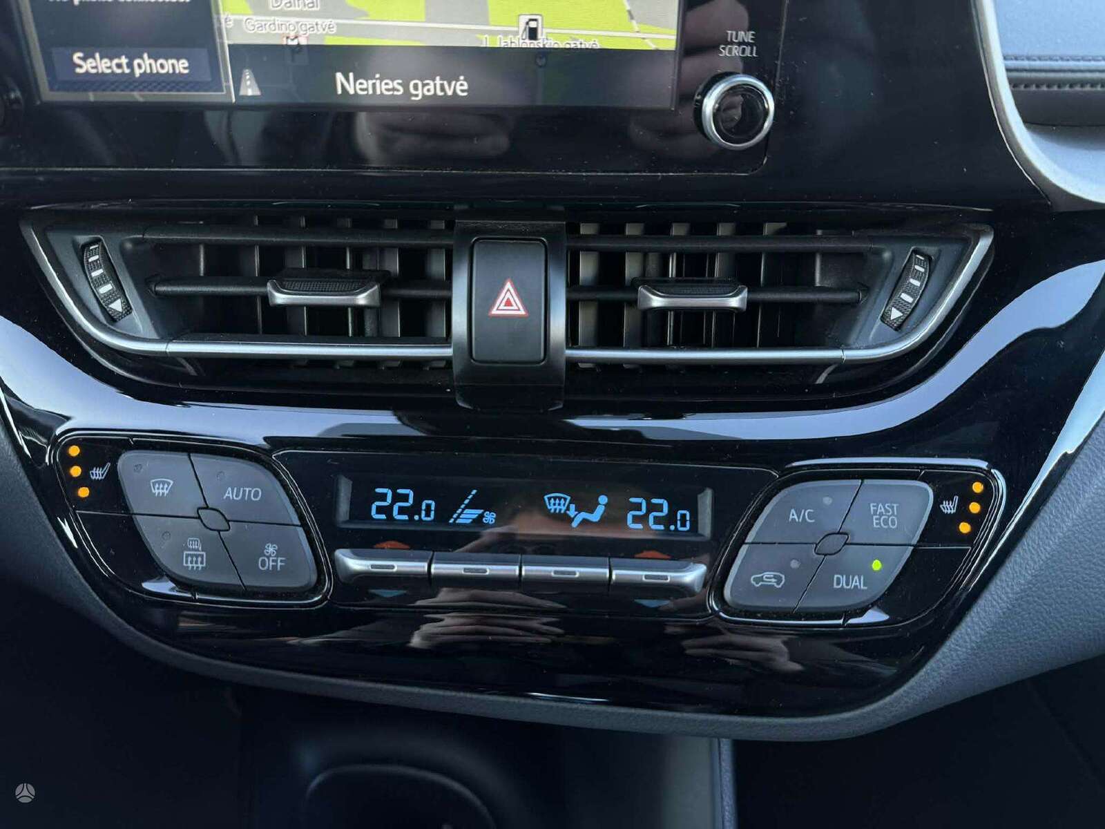 Toyota C-HR 2022, photo 6/8