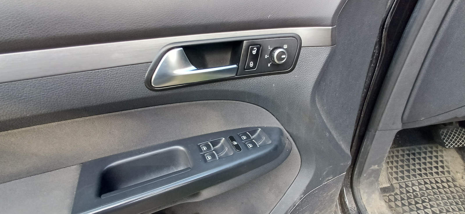 Volkswagen Touran 2012, photo 6/10