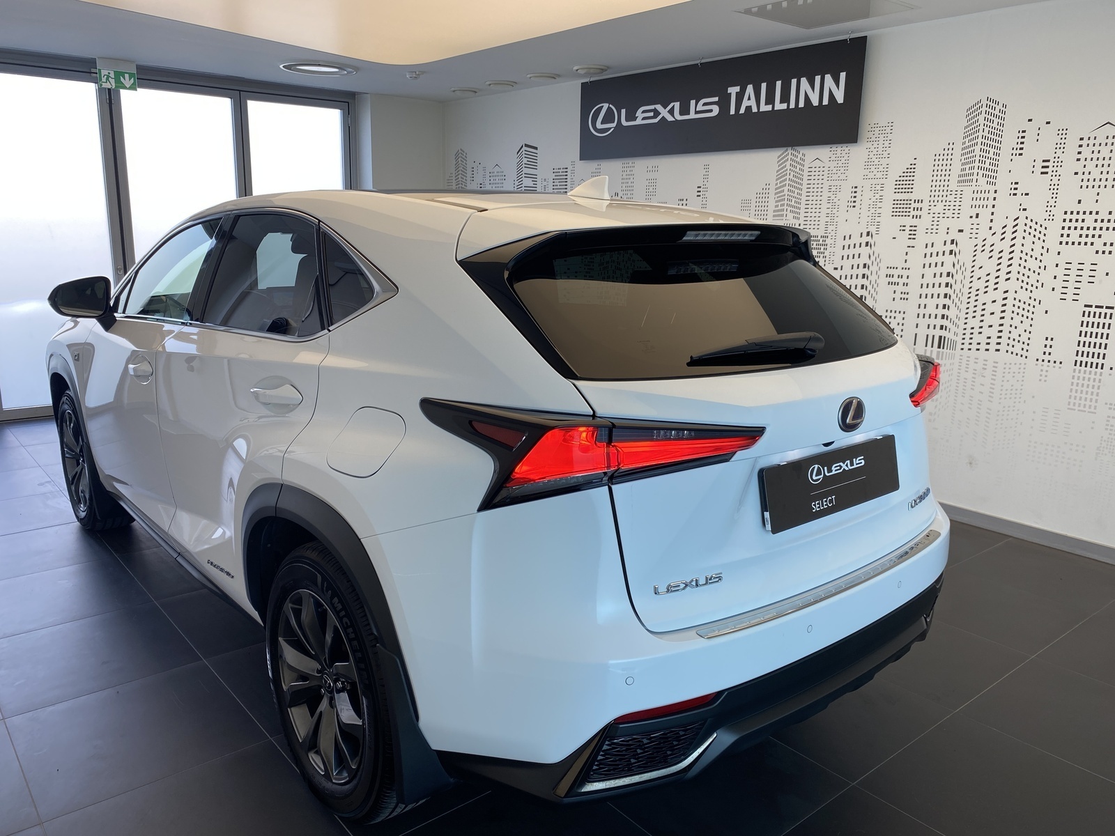 Lexus NX 300h 2018, kuva 2/10