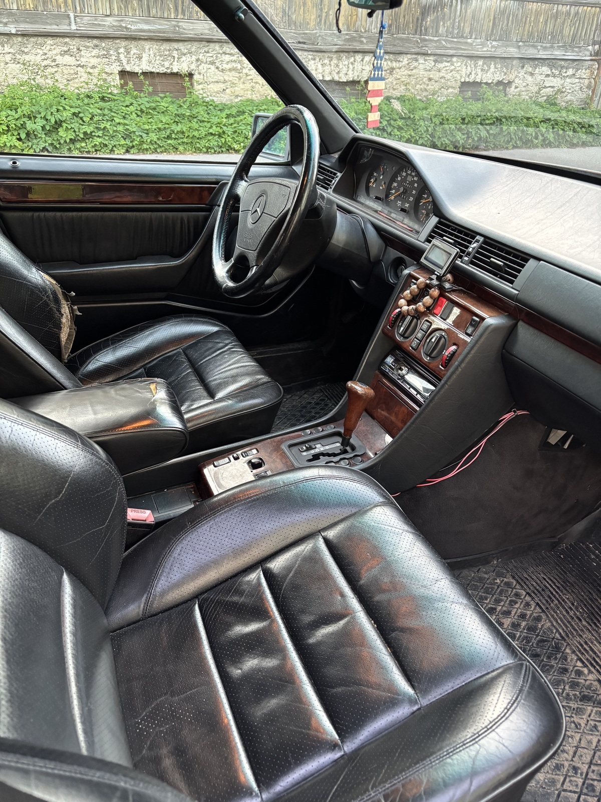 Mercedes-Benz E 220 1993, photo 4/10