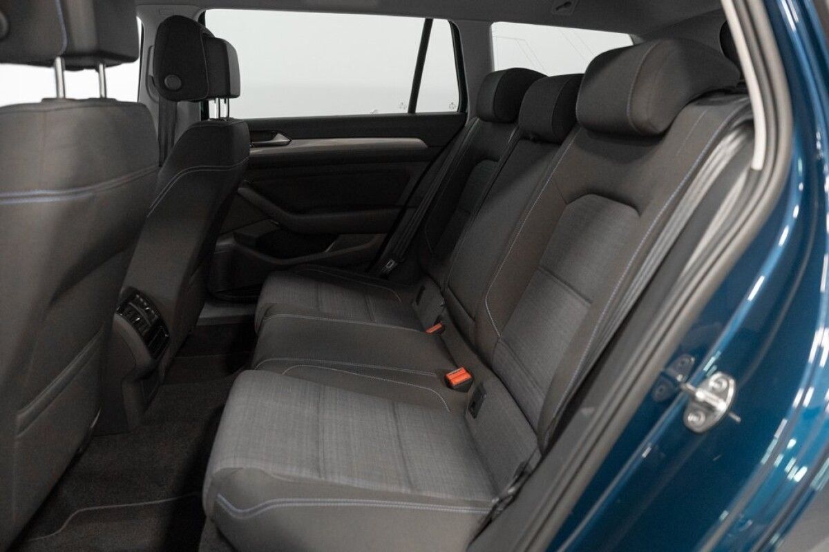 Volkswagen Passat 2022, photo 6/10