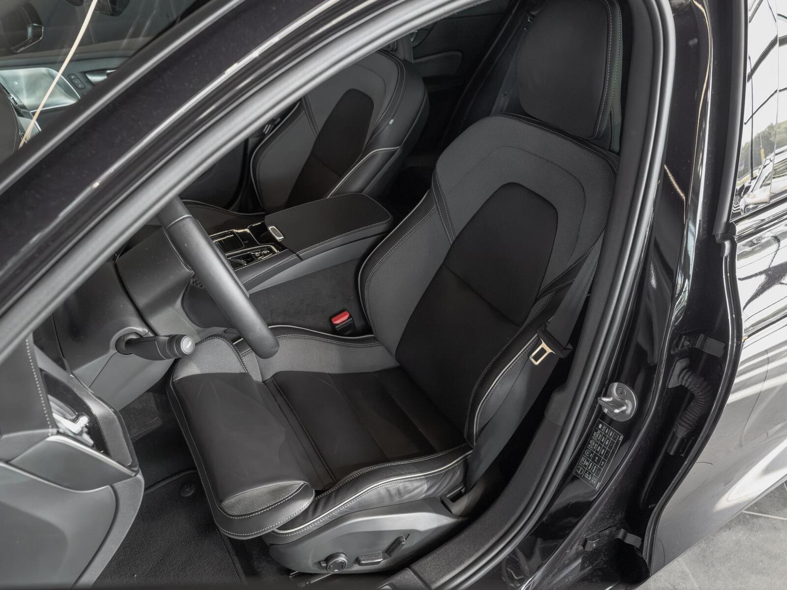 Volvo S60 2024, photo 6/14