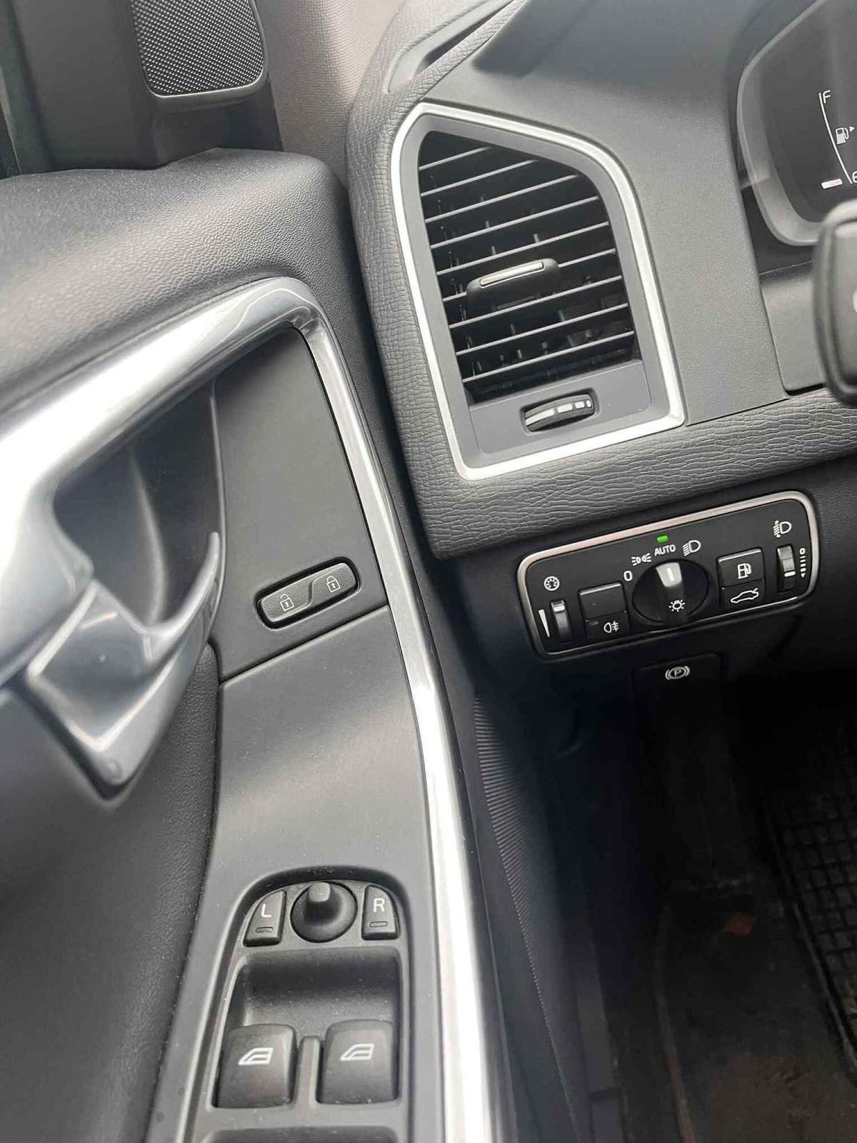 Volvo XC60 2016, photo 4/6