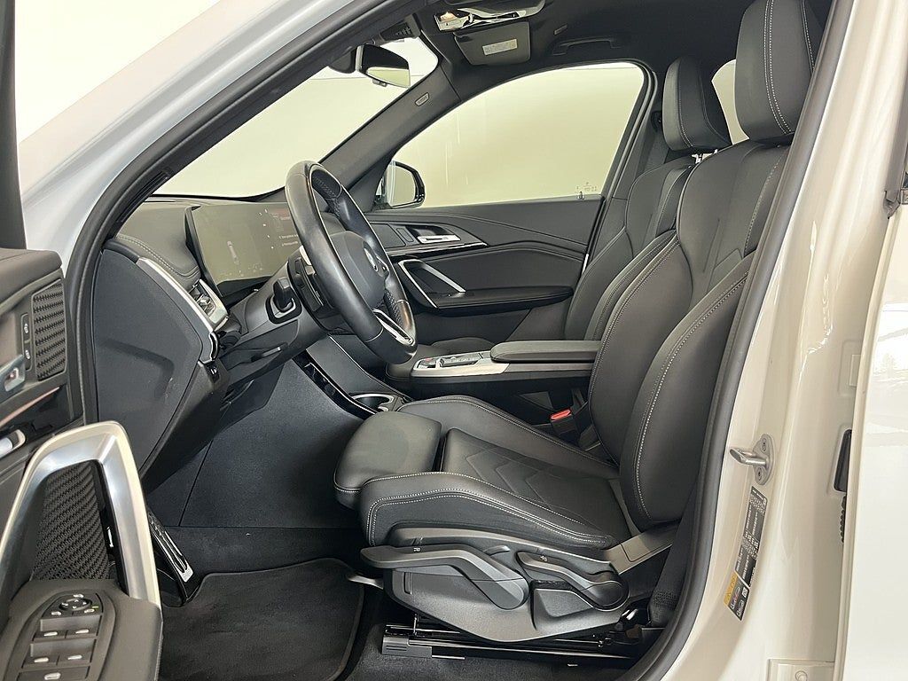BMW iX1 2023, photo 6/29
