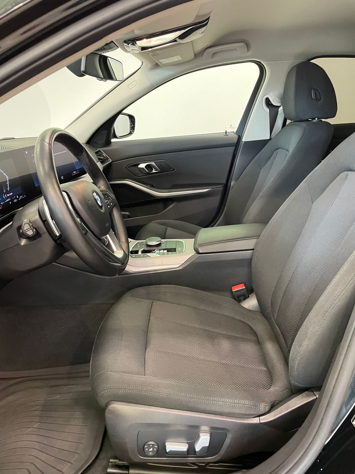 BMW 318 i 2023, photo 6/24