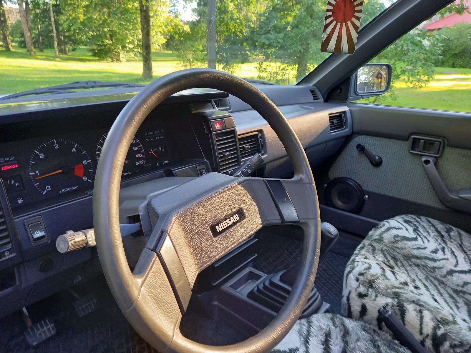 Nissan Sunny 1987, photo 6/9