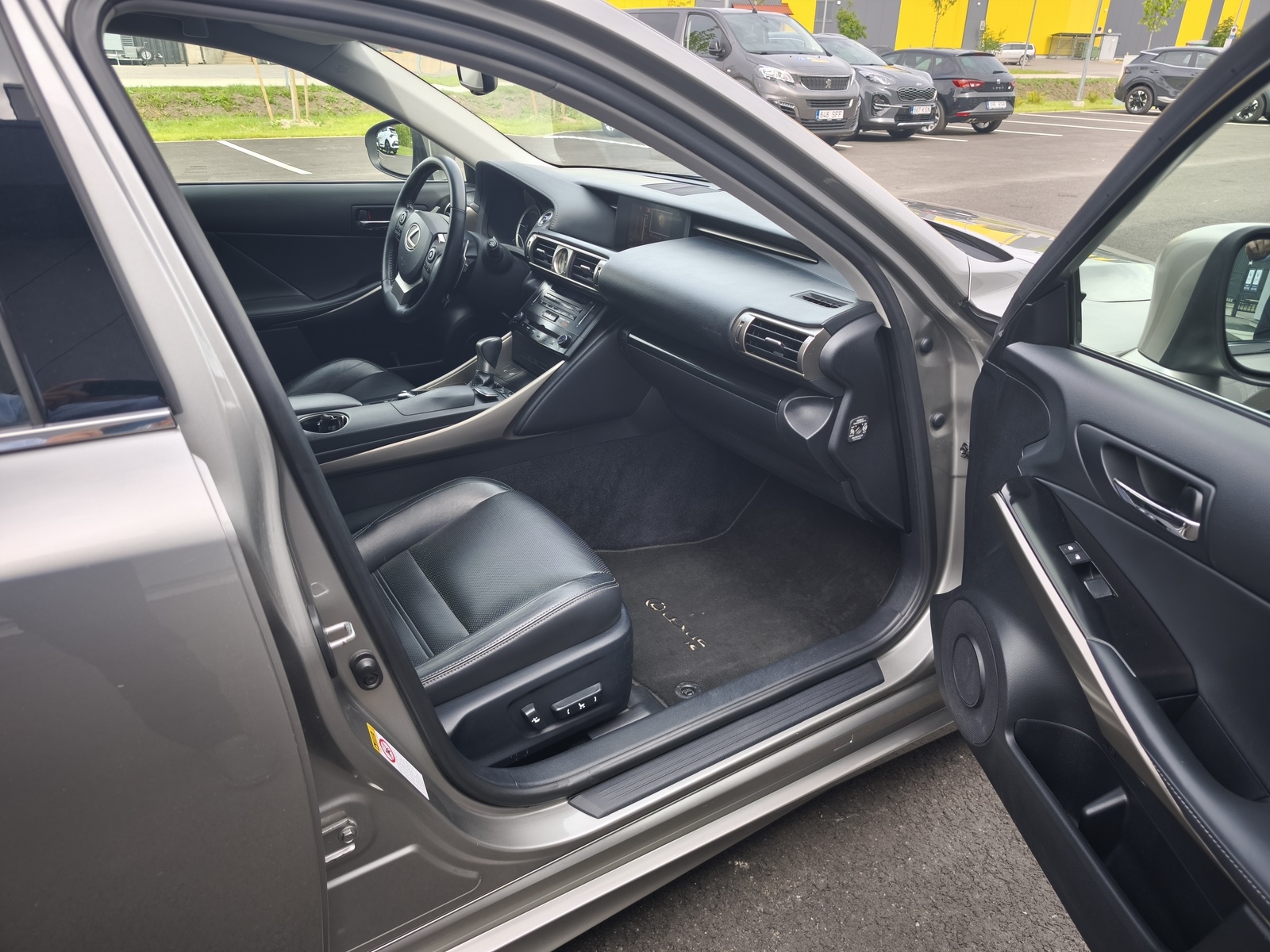 Lexus IS 300 2013, photo 6/12