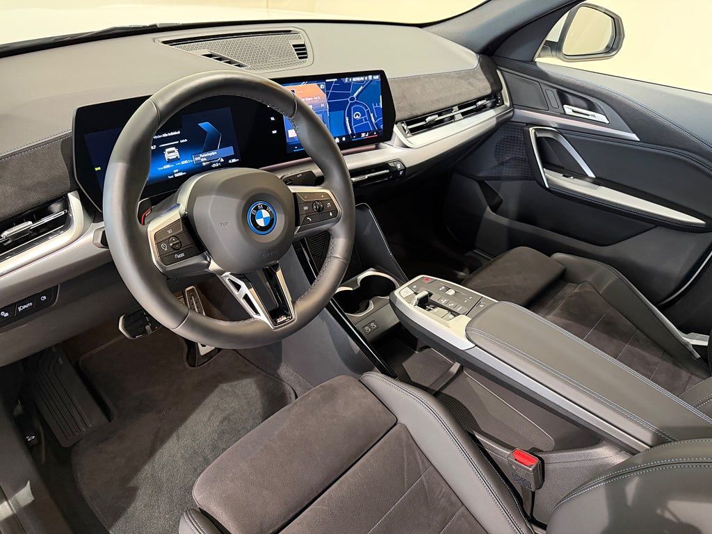 BMW iX2 2025, photo 4/10