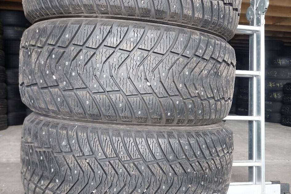Подержанный шипованная шина 245/45R19 Yokohama IG65