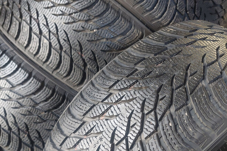 Подержанный нешипованная шина 215/50R17 Nokian HKPL R3
