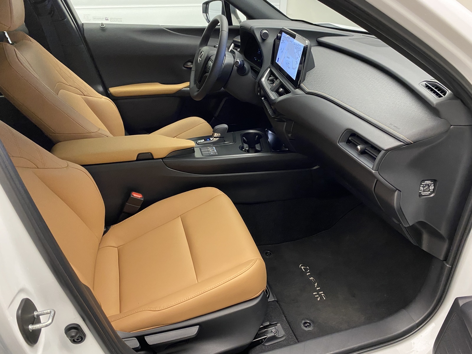 Lexus UX 300 2025, photo 7/10