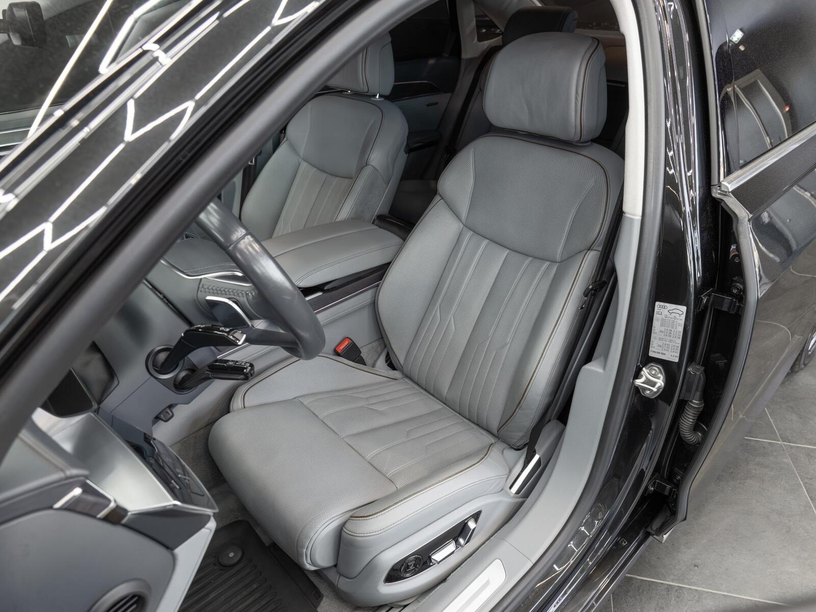 Audi A8 2018, photo 6/15