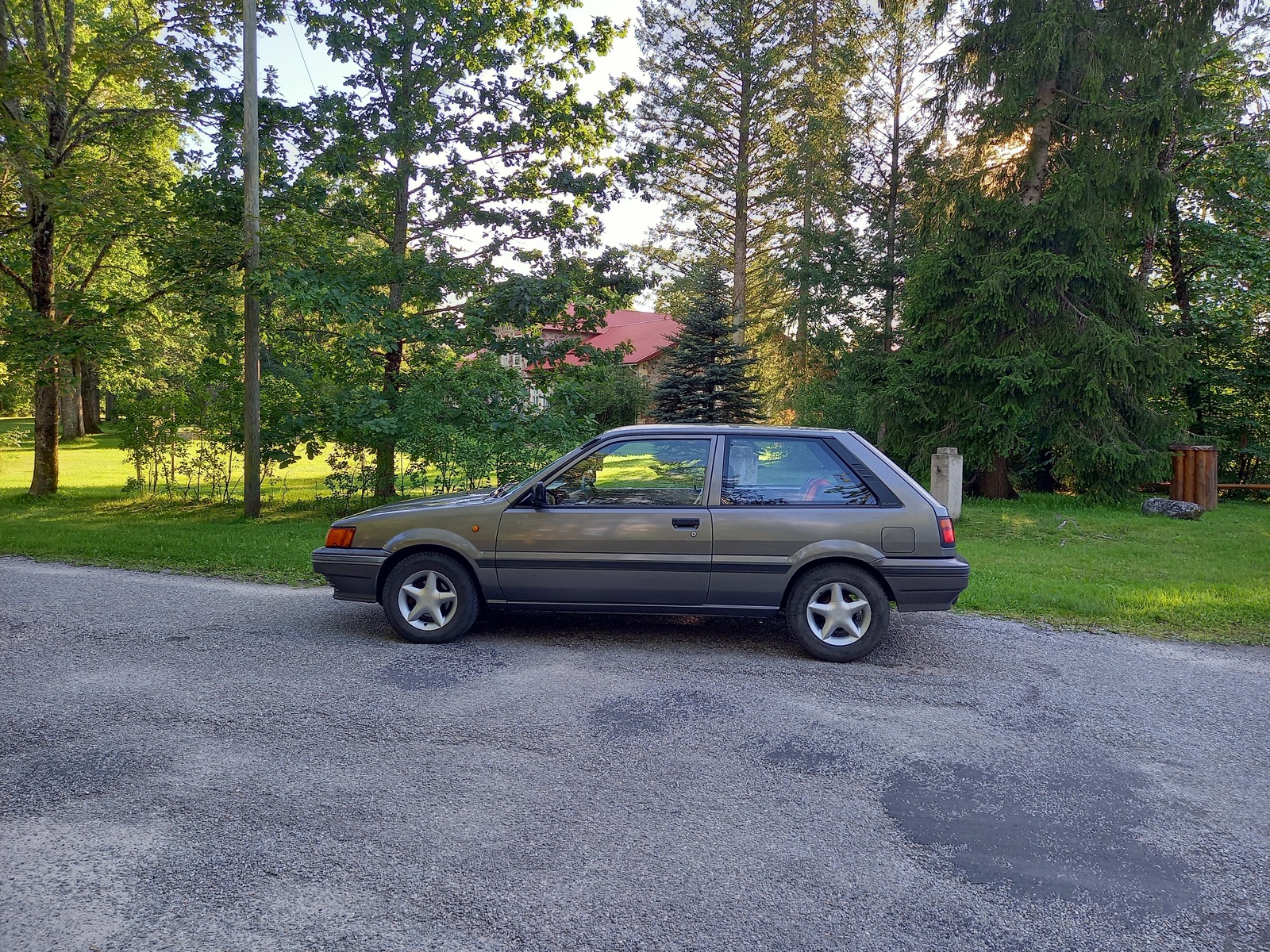 Nissan Sunny 1987, photo 2/9