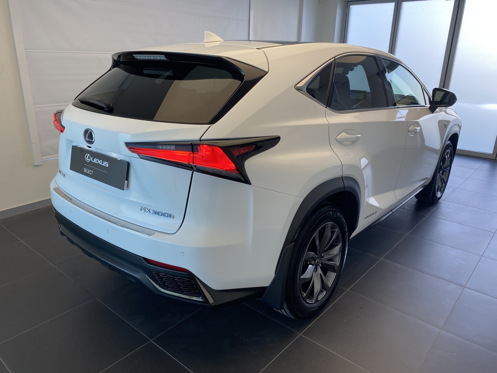 Lexus NX 300h 2018, kuva 6/10