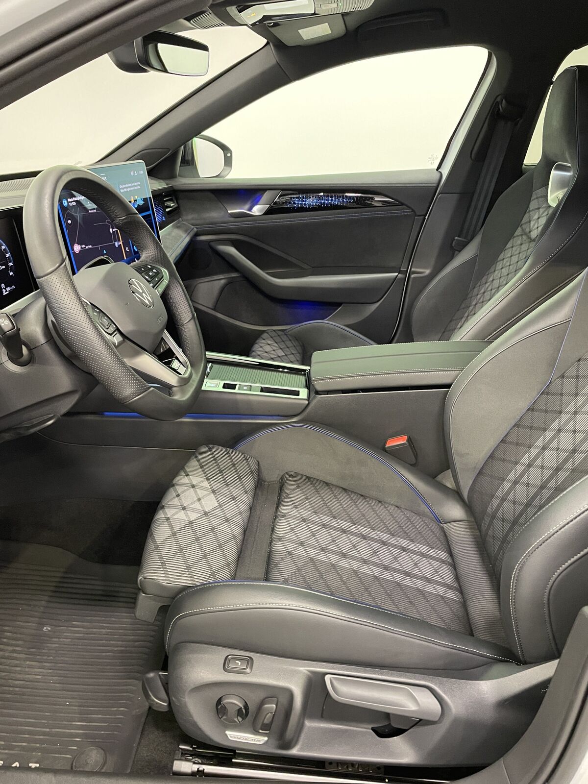 Volkswagen Passat 2024, photo 6/24