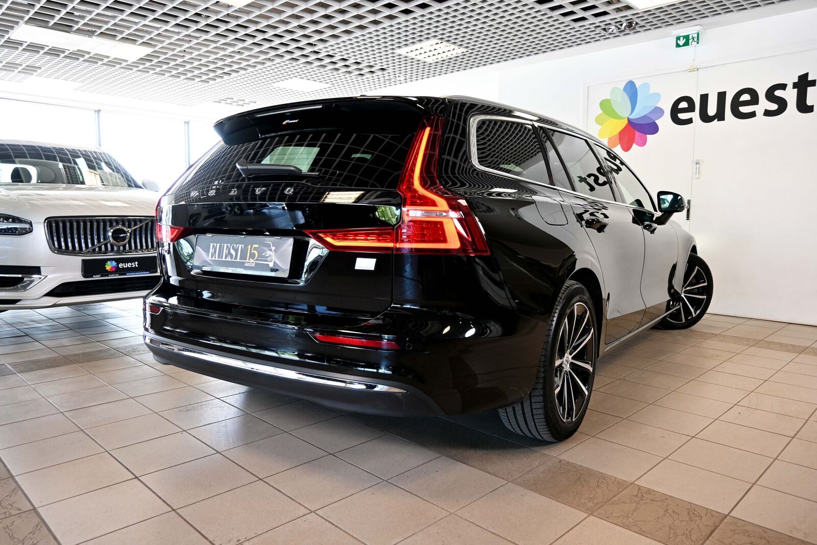 Volvo V60 2022, photo 2/18