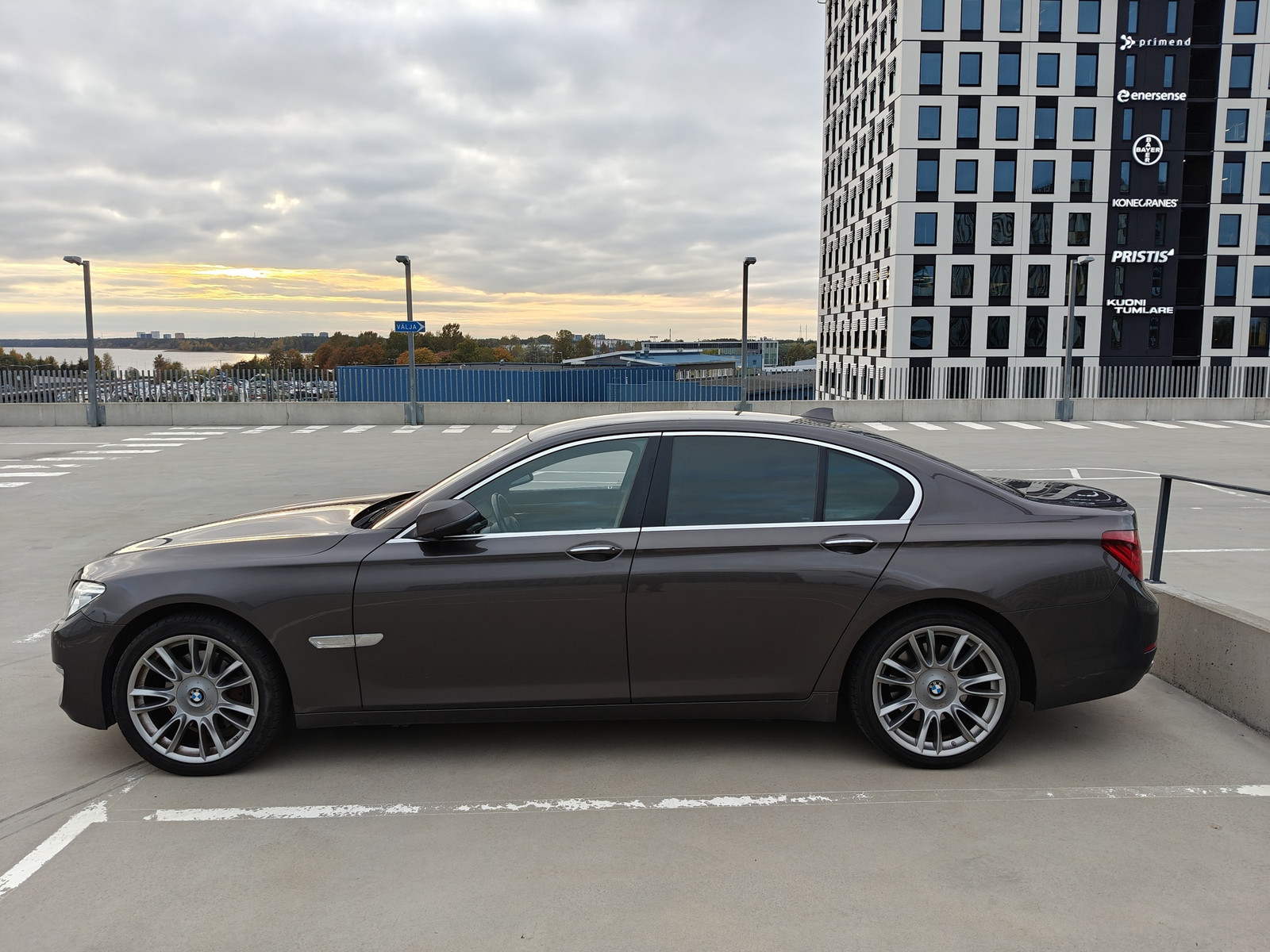 BMW 740 2015, photo 7/14