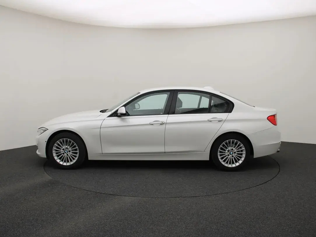BMW 320 2015, photo 6/35