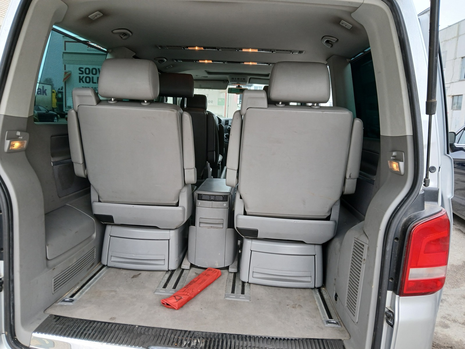 Volkswagen Multivan 2009, photo 6/12